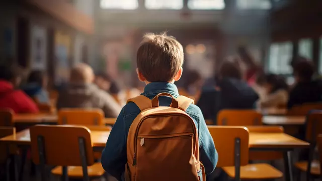 Kind mit Schulranzen in klassenzimmer